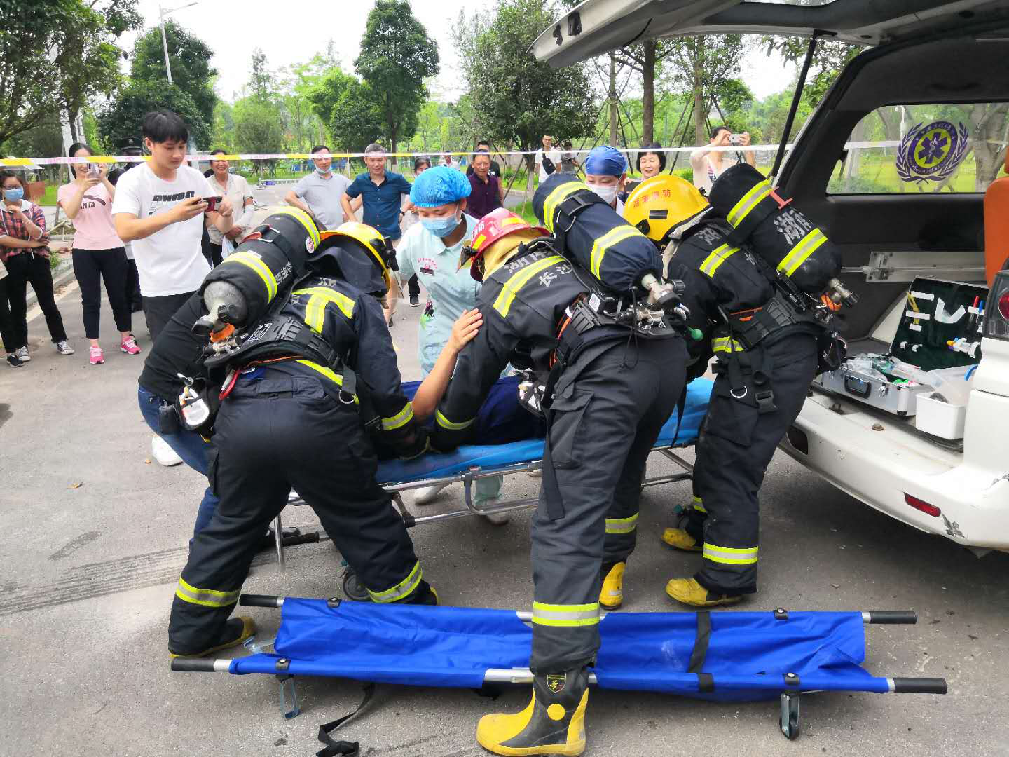 消防官兵运送被困人员至救护车进行急救